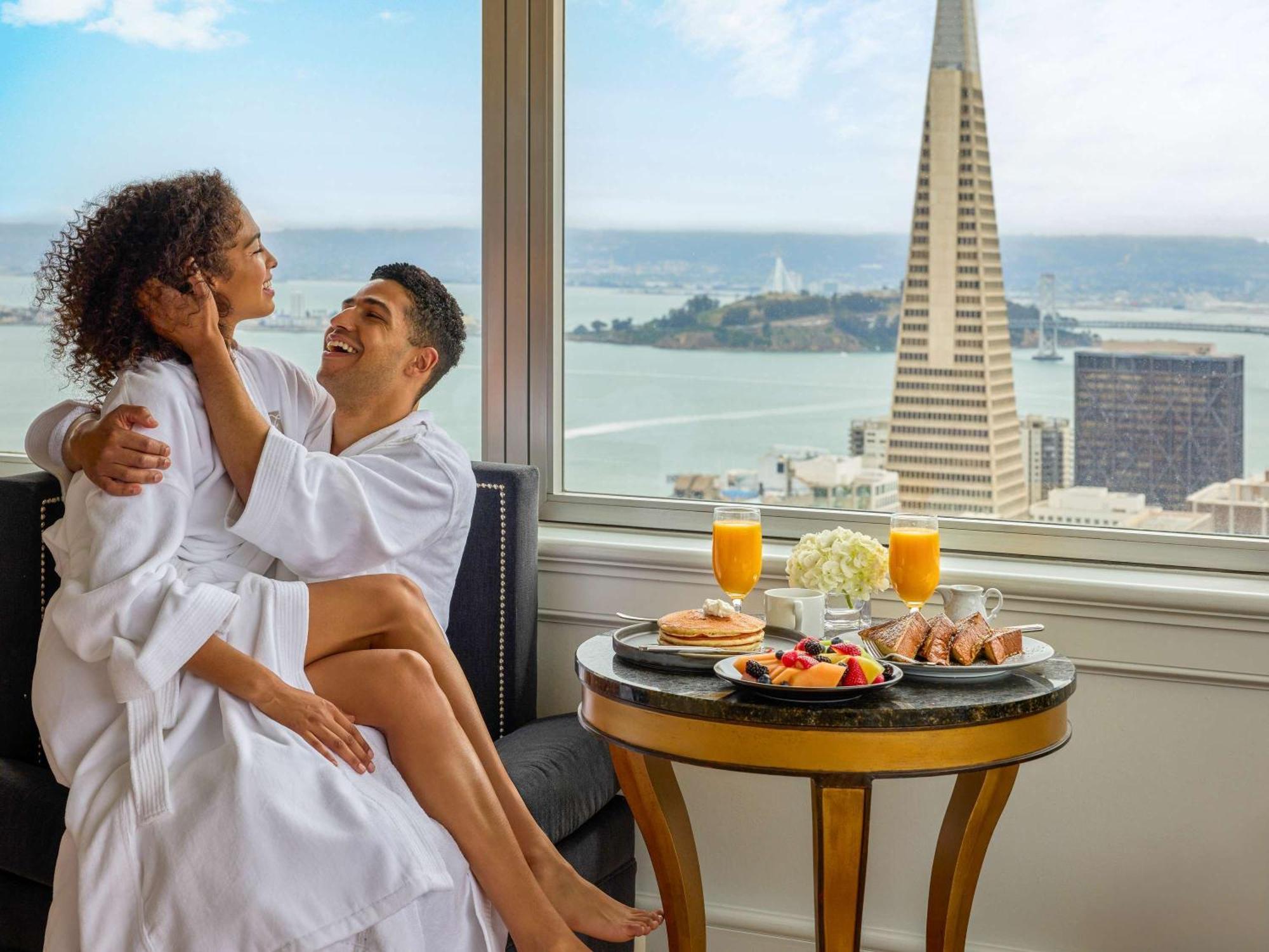 Fairmont San Francisco Hotel Екстериор снимка A couple at the Fairmont San Diego