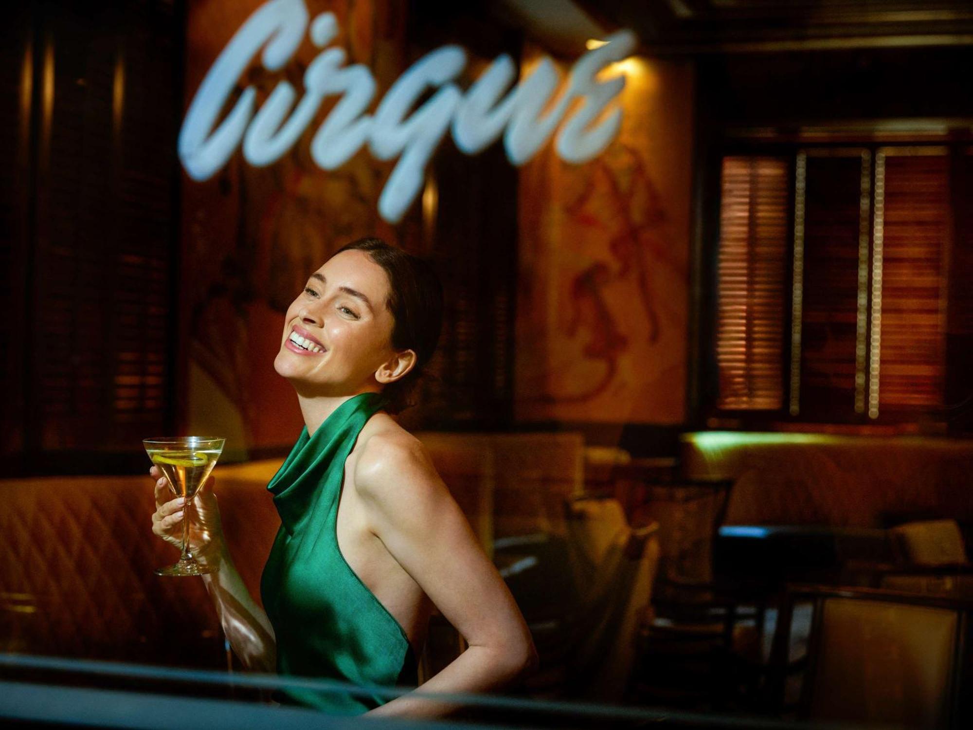 Fairmont San Francisco Hotel Екстериор снимка A woman at Cirque nightclub
