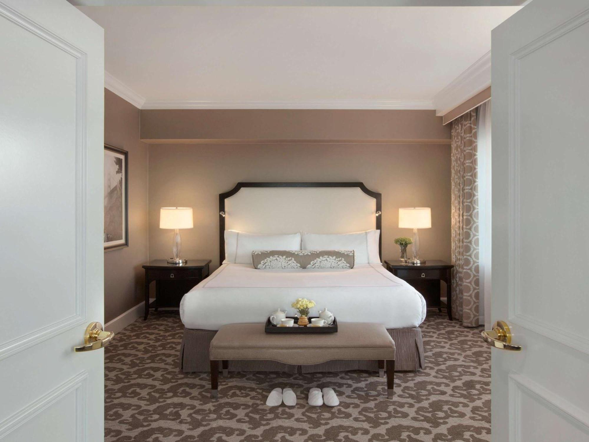 Fairmont San Francisco Hotel Екстериор снимка A bedroom at The Ritz-Carlton, Boston